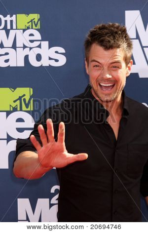 LOS ANGELES - június 5: Josh Duhamel érkezik a 2011 MTV Movie Awards-o Gibson Ampitheatre