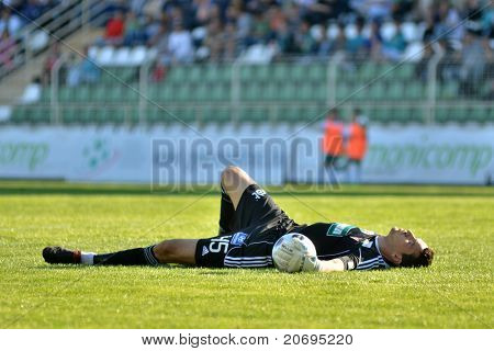 KAPOSVAR, Ungarn - 7. maj: Nenead Novakovic (i sort) på en ungarsk mesterskab fodbold g
