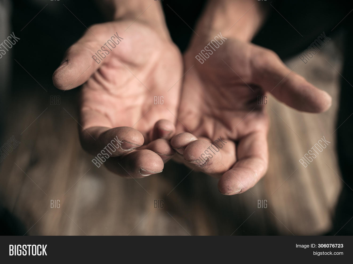 Рука подаяния. Руки просящие милостыню. Нищенка с протянутой рукой. Руки просящие милостыню. Руки просящие милостыню.