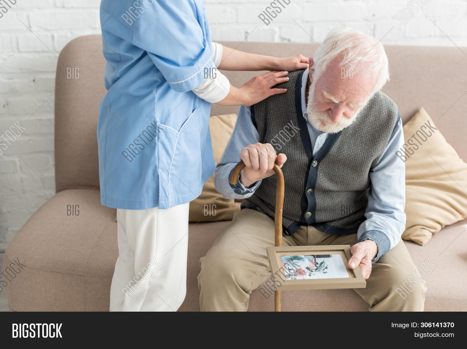люди пожилого возраста. пациенты пожилого возраста. склероз врачи. медицинская сестра и пациент. склероз у пожилых лечение.