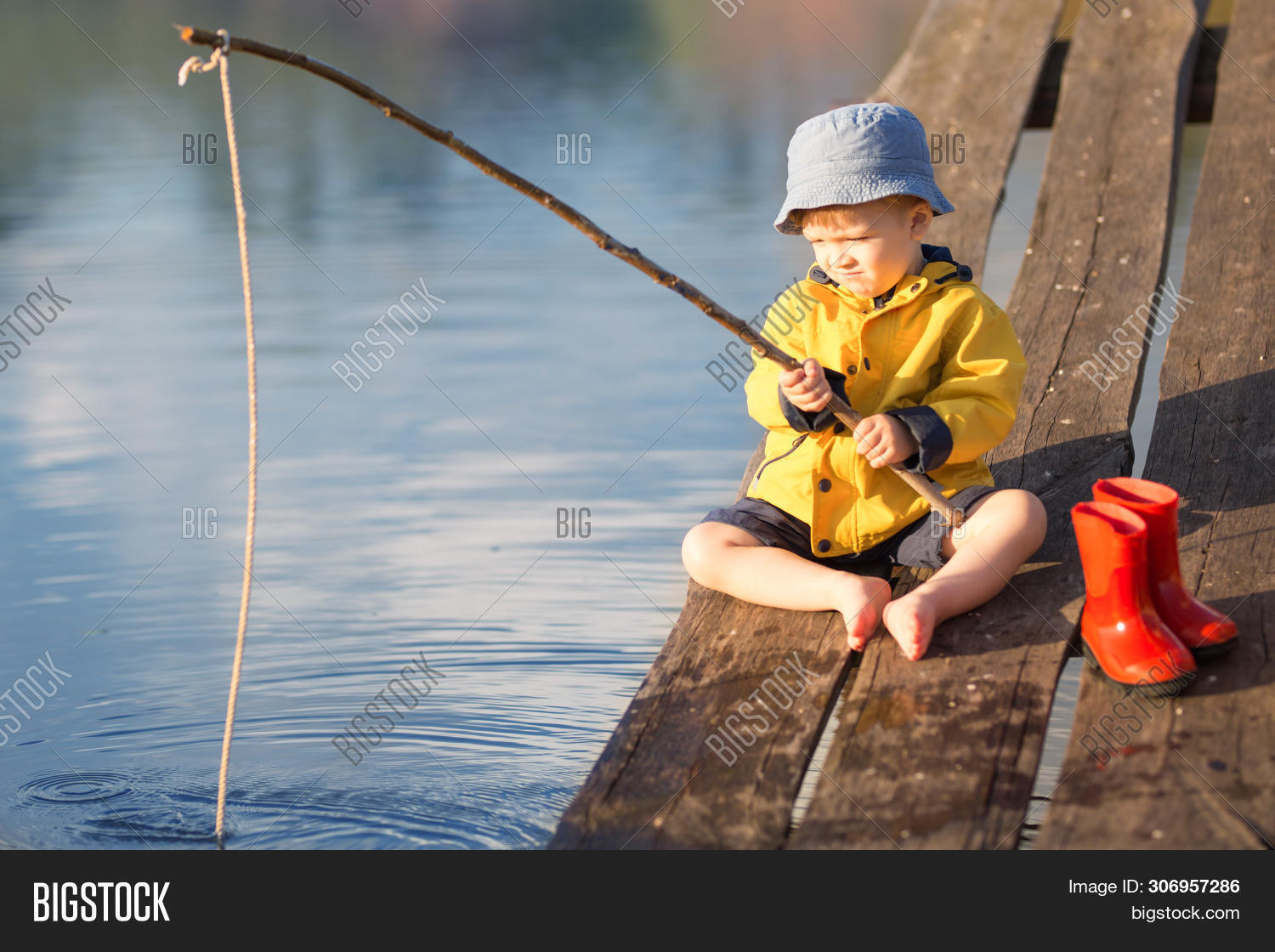 Посидите на берегу с удочкой. Рыбак с удочкой. Рыбак на берегу. Мужик с удочкой. Рыбак на берегу с удочкой.