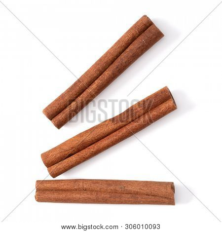 Cinnamon sticks isolated on white background closeup. Canella spice. Aromatic condiment background. Flat lay, top view.