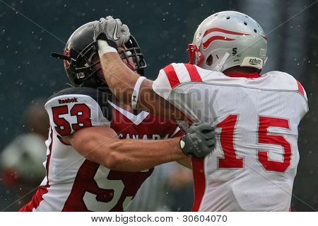 Graz, Österreich Juli 11 Wr Armando Ponce de Leon (# 15 Aut) und lb Tom Labenski (# 53 Can) für t kämpfen