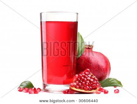 rijpe pomergranate en glas sap geïsoleerd op wit