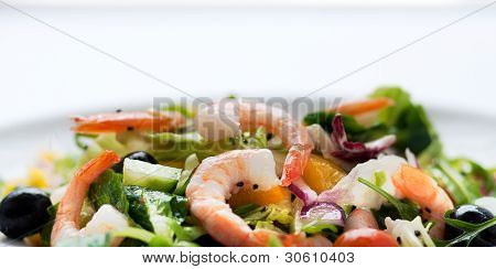 新鮮なサラダとオリーブ、エビ、レモン ソース