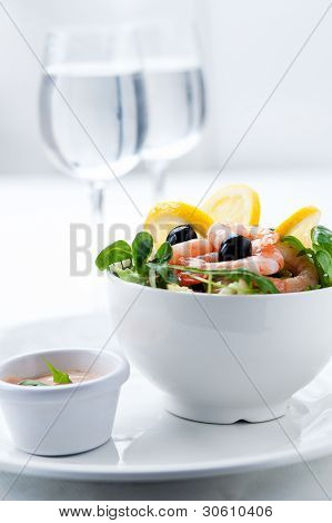 新鮮なサラダとオリーブ、エビ、レモン ソース
