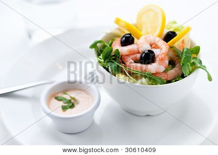 新鮮なサラダとオリーブ、エビ、レモン ソース
