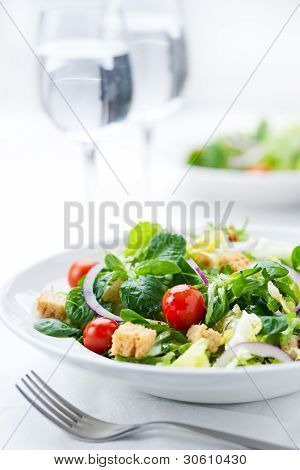 トマト、玉ねぎ、クルトンのサラダ