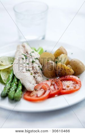 魚のポテト、アスパラガス、トマト、ライム