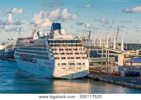Cadiz, Spain - November 13, 2016: C Diz Is An Ancient City In Spain. The Port Boomed In The 16th-cen