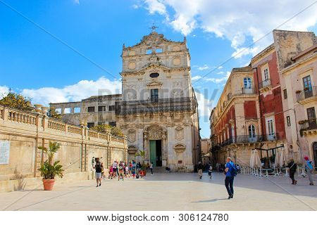 Syracuse, Sicily, Italy - Apr 10th 2019: People Walking On The Piazza Duomo Square In Front Of Impre
