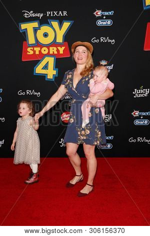 LOS ANGELES - JUN 11:  Shane Maness, Erika Christensen, Polly Maness at the 