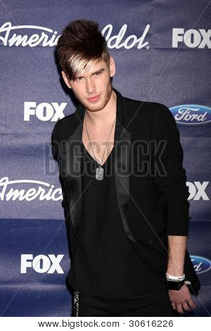 LOS ANGELES - MAR 1: Colton Dixon dorazí na American Idol sezóna 11 Top 13 Party v The Gr