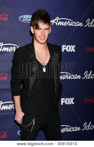 LOS ANGELES - MAR 1: Colton Dixon dorazí na American Idol sezóna 11 Top 13 Party v The Gr