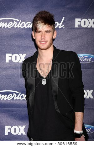 LOS ANGELES - MAR 1: Colton Dixon přijíždí na American Idol sezóna 11 Top 13 Party v The Gro