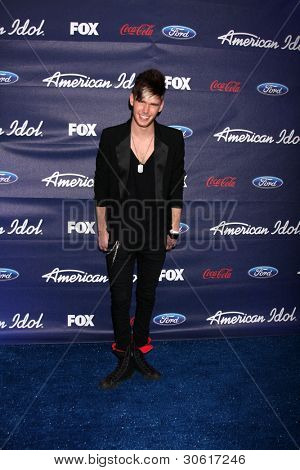 LOS ANGELES - MAR 1: Colton Dixon dorazí na American Idol sezóna 11 Top 13 Party v The Gr