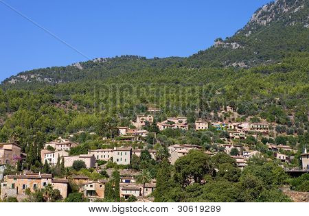 maleriske og historiske by Deia i Tramuntana, Mallorca, Spanien