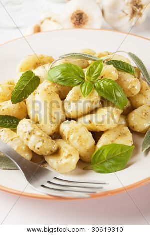 Gnocchi di patata, italienske kartoffel noodle med pesto sauce og basilikum