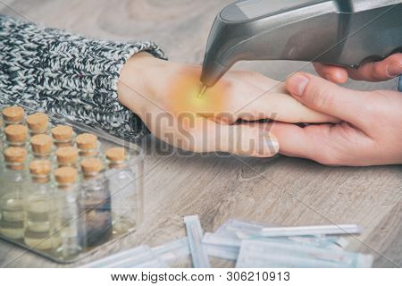 Finding an acupuncture point with electronic device which could be also used to apply lectroacupuncture, PENS
