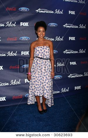 LOS ANGELES - MAR 1: Aisha Dee saapuu juhlissa American Idol kausi 11 Top 13 Grove