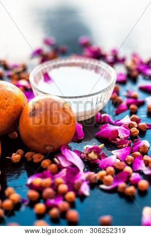 Face Pack Of Sapodilla Or Chikoo To Get Back The Glow On Dull Wrinkled Skin On Wooden Surface Consis