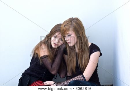 Ragazze teen Huddling insieme