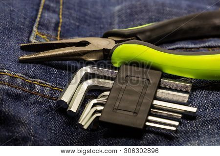 Assembly Of Furniture Tools, Hexahedral, Kits And Pasatizhi With A Green Handle