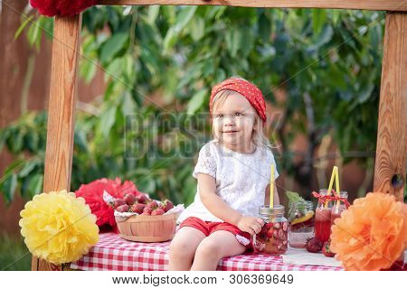 Lemonade Stand. Adorable Little Girl Trying To Sell Lemonade. Strawberry Lemonade With Ice And Mint 