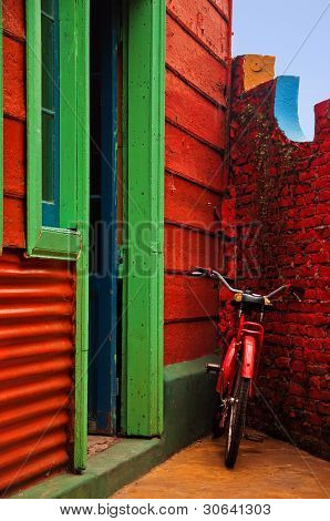 Bicicletta rossa contro il muro rosso