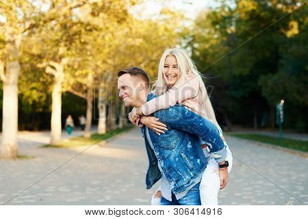 Happy Couple On Vacation. Lovers Are Laughing. Happy Guy And Girl. Lovers Enjoy Each Other In The Su