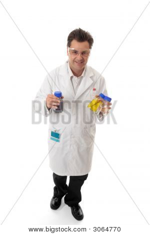 Scientifique transportant des bouteilles de laboratoire