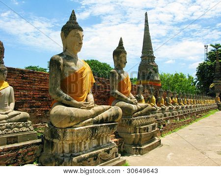 พระ meditating