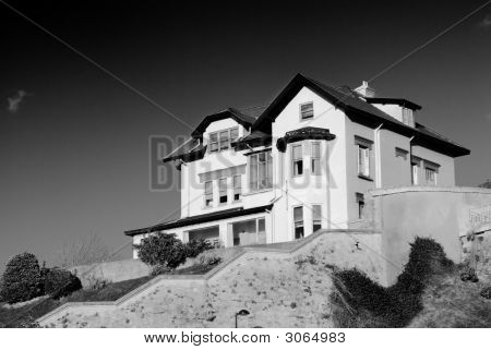 带花园的一个住宅小区的建设房子建筑大厦。