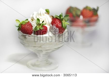 Requesón con una fresa y crema