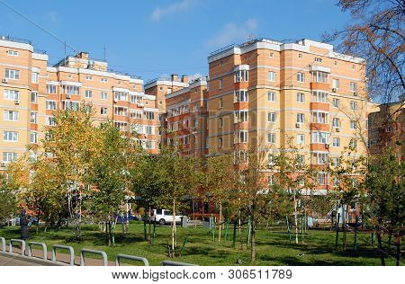 Eight-storey Four-entrance Monolithic Residential Building In Moscow
