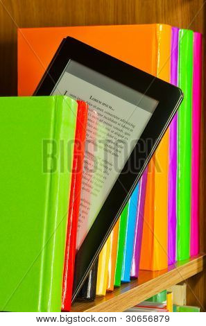 Rangée de livres colorés et lecteur de livre électronique