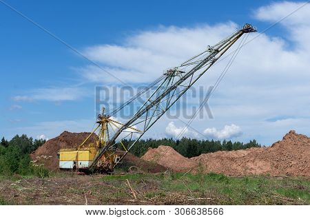 Giant Excavator Machinery Industry