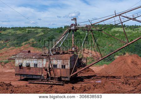 Giant Excavator Machinery Industry