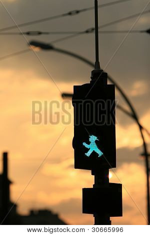 ein deutscher Fußgänger-Ampel am Sonnenuntergang, berlin