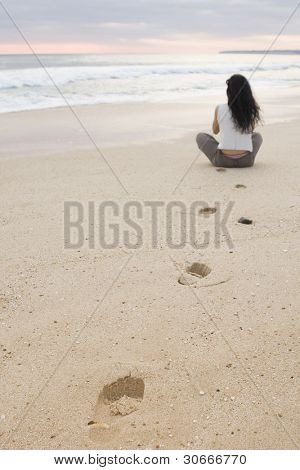 평온 명상 장면입니다. 조용한 노란 모래 해변에 요가 하 고 젊은 여성