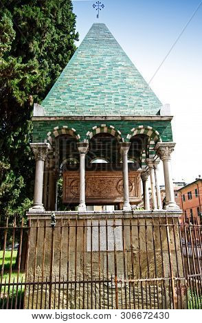 Medieval Ark Of Glossatory (tombe Dei Glossatori), Great Masters Of Law, Near Basilica Of San France