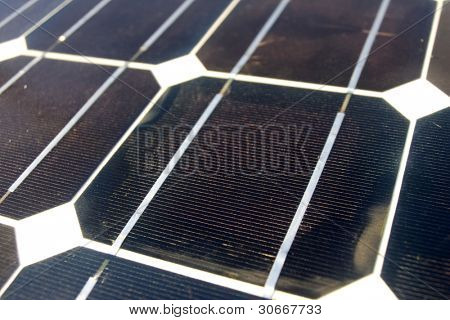 Detailní textury fotobuňky ze solárních panelů (modrá a ekologie energie)