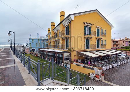Colorfull Embankment In Caorle Italy. Day Foto.