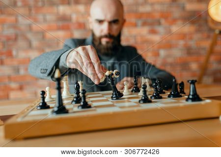 Chess player,white move, loss of the black queen