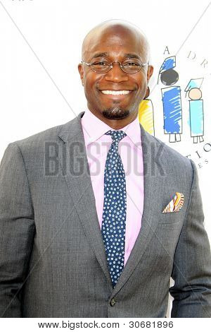 LOS ANGELES - MAR 4: Taye Diggs arriva ad 14th Annual sognatori Brun avere un sogno della Fondazione