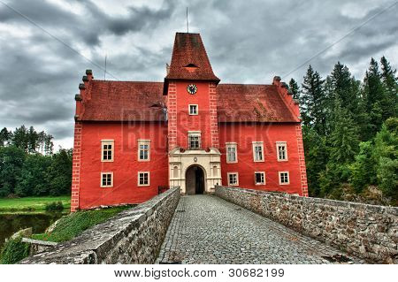 O Castelo de água vermelha Cervena Lhota na República Checa com um céu dramático
