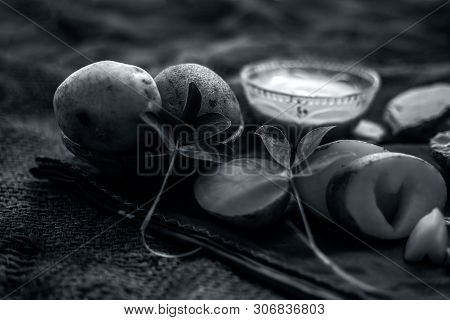 Face Mask For The Treatment Of Spot Reduction Consisting Of Potato Juice And Fuller's Earth In A Gla