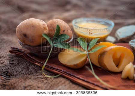 Face Mask For The Treatment Of Spot Reduction Consisting Of Potato Juice And Fuller's Earth In A Gla