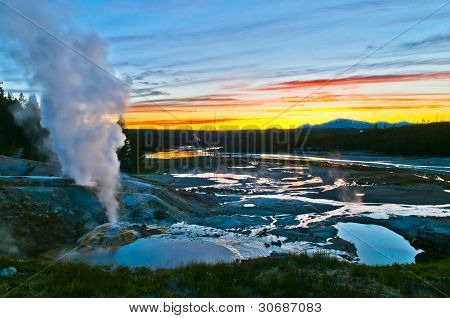 Norris Geyser Basin dopo il tramonto