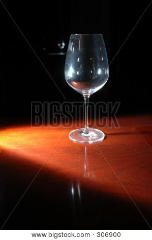 Copa de vino en el lado de la luz